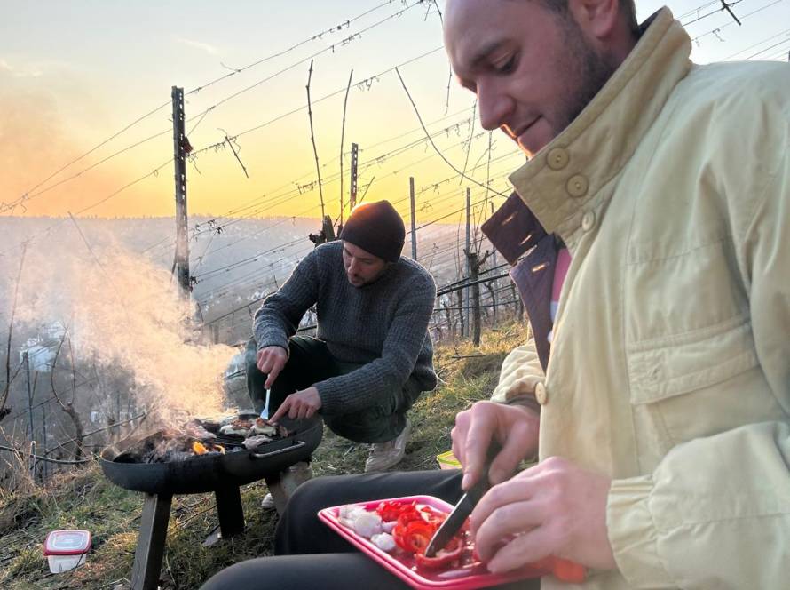 Manu und Nico beim Grillen nach dem Rebschnitt